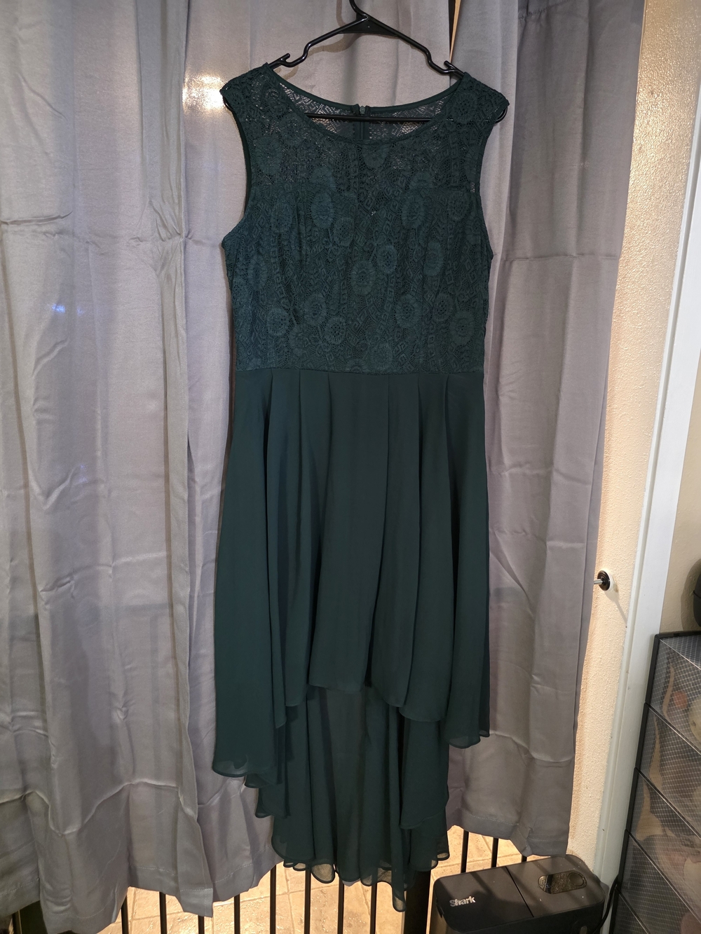 Sleeveless Lace High-Low Dress in Deep Green XXL